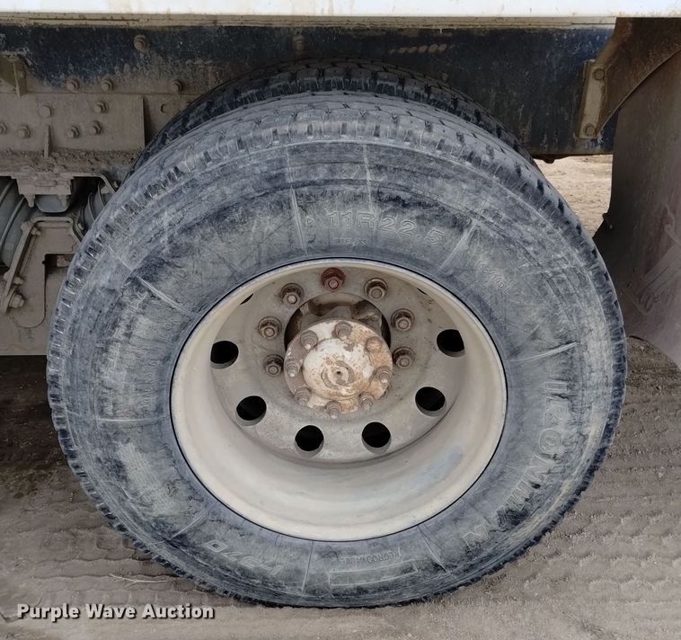 image for item DQ5977 2000 International 5000 ready mix truck