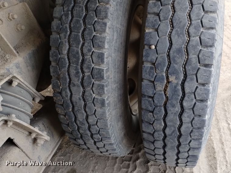 image for item DQ5977 2000 International 5000 ready mix truck