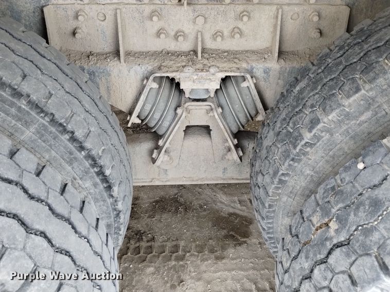 image for item DQ5977 2000 International 5000 ready mix truck