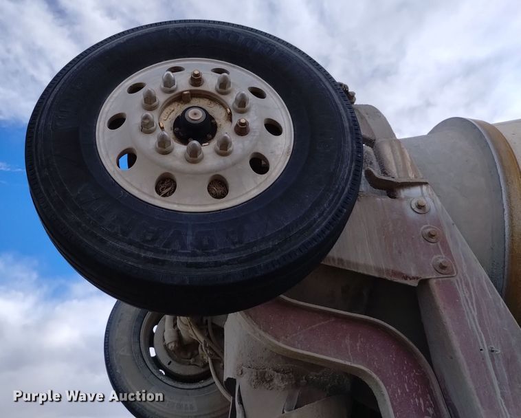 image for item DQ5977 2000 International 5000 ready mix truck