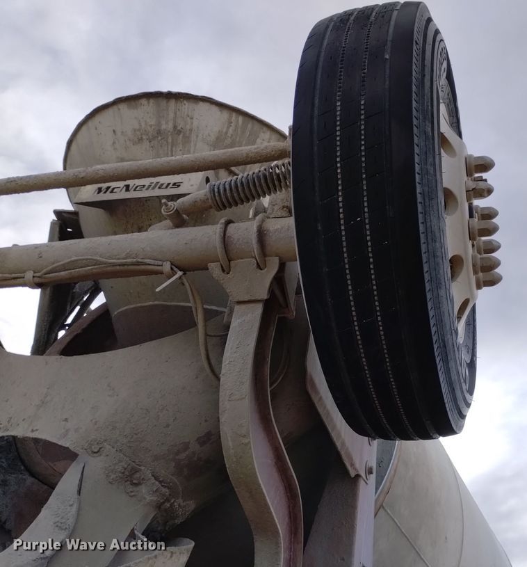 image for item DQ5977 2000 International 5000 ready mix truck