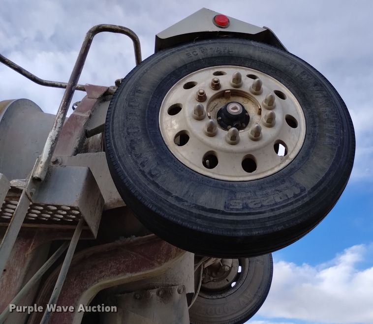 image for item DQ5977 2000 International 5000 ready mix truck