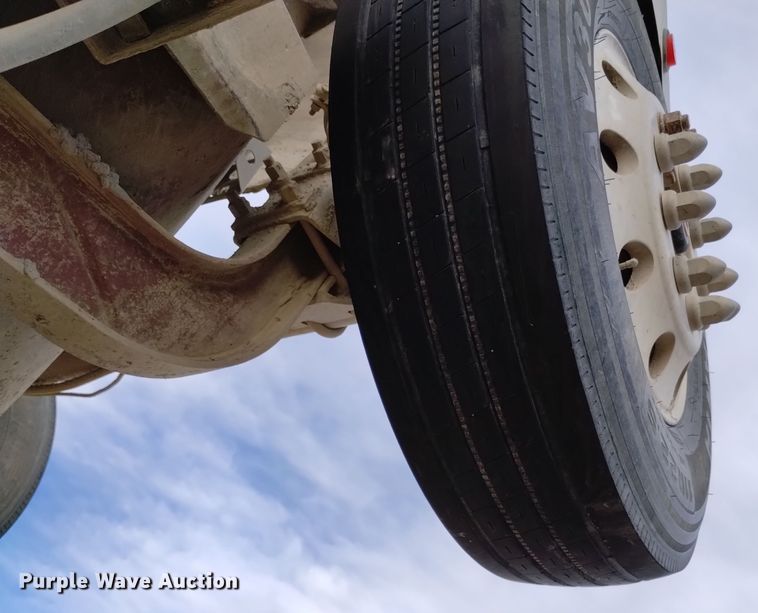 image for item DQ5977 2000 International 5000 ready mix truck