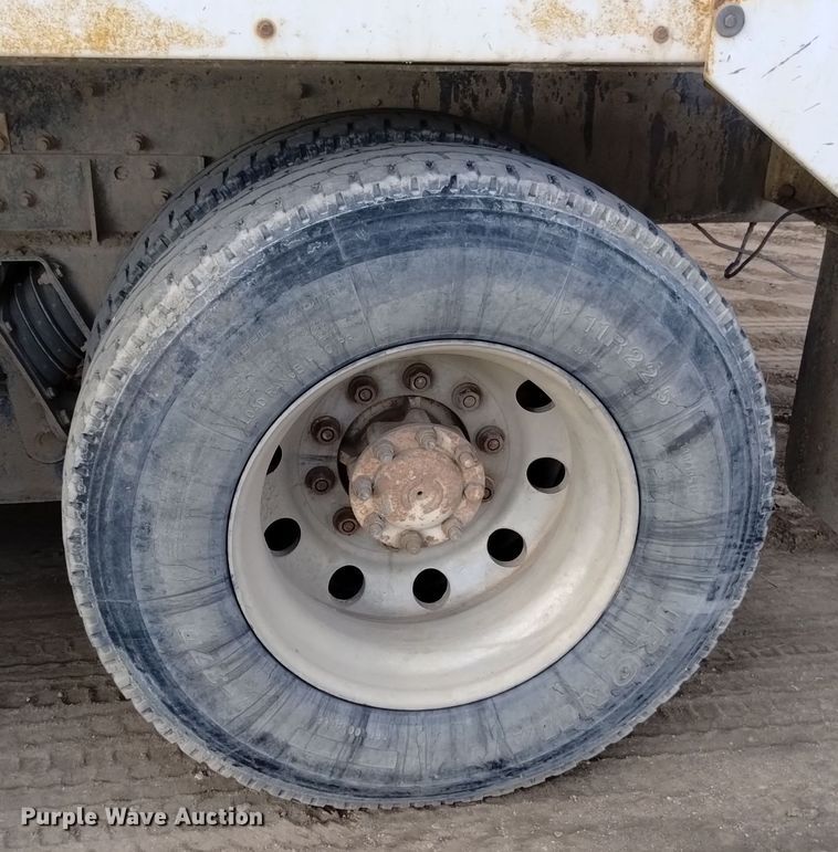 image for item DQ5977 2000 International 5000 ready mix truck