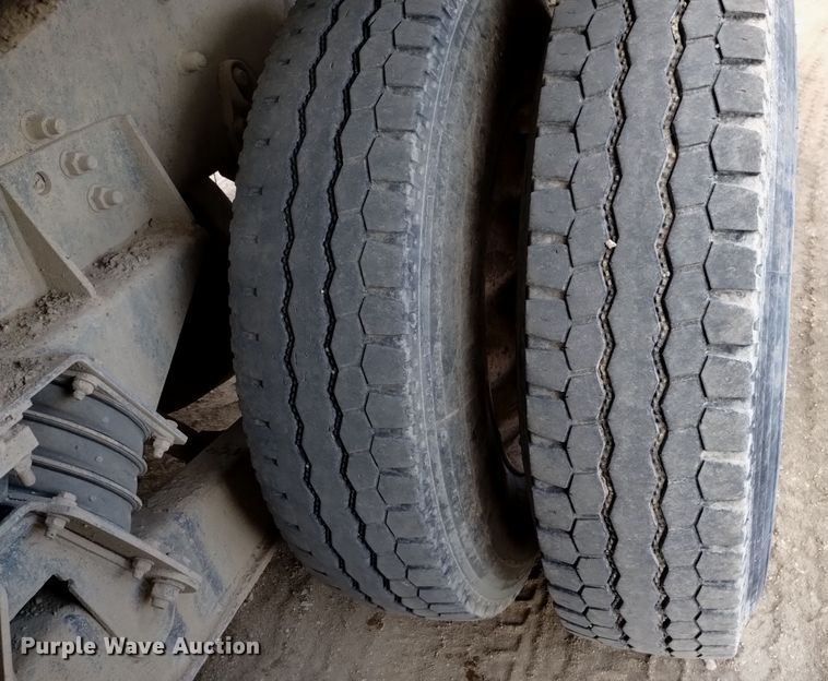 image for item DQ5977 2000 International 5000 ready mix truck