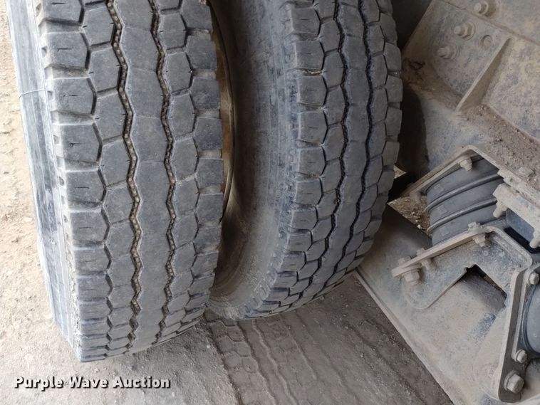 image for item DQ5977 2000 International 5000 ready mix truck