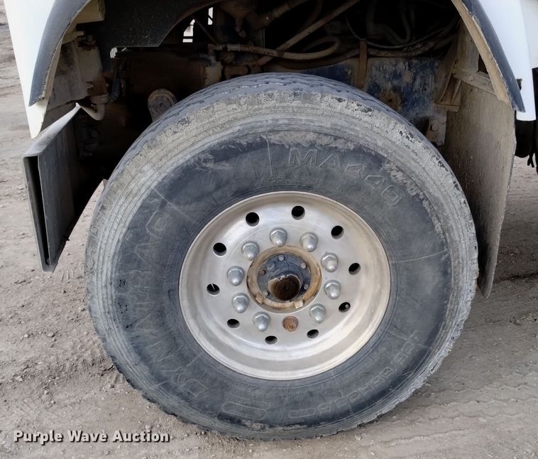 image for item DQ5977 2000 International 5000 ready mix truck