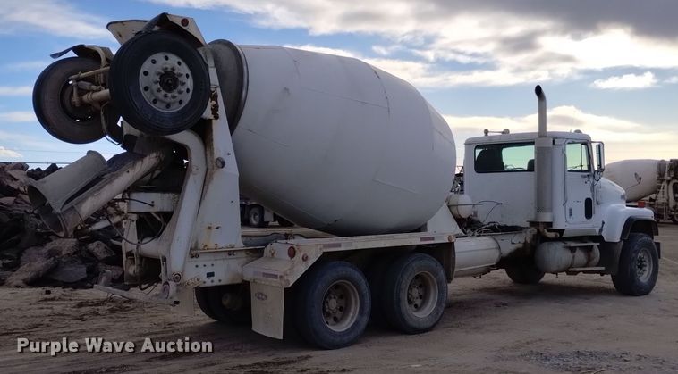 image for item DQ5978 1999 International 5000 ready mix truck