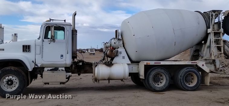 image for item DQ5978 1999 International 5000 ready mix truck