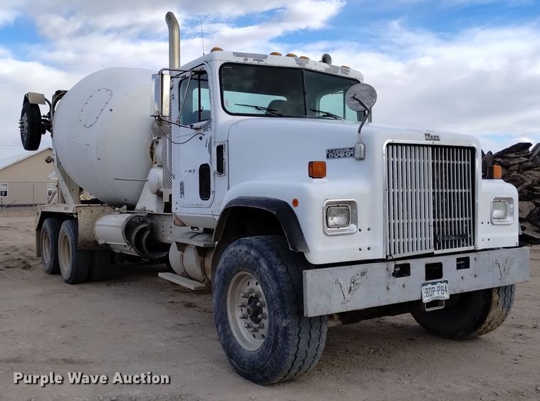 image for item DQ5978 1999 International 5000 ready mix truck