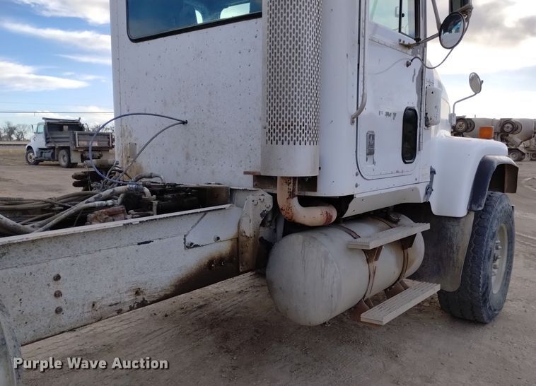 image for item DQ5978 1999 International 5000 ready mix truck