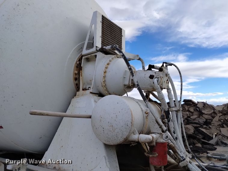 image for item DQ5978 1999 International 5000 ready mix truck