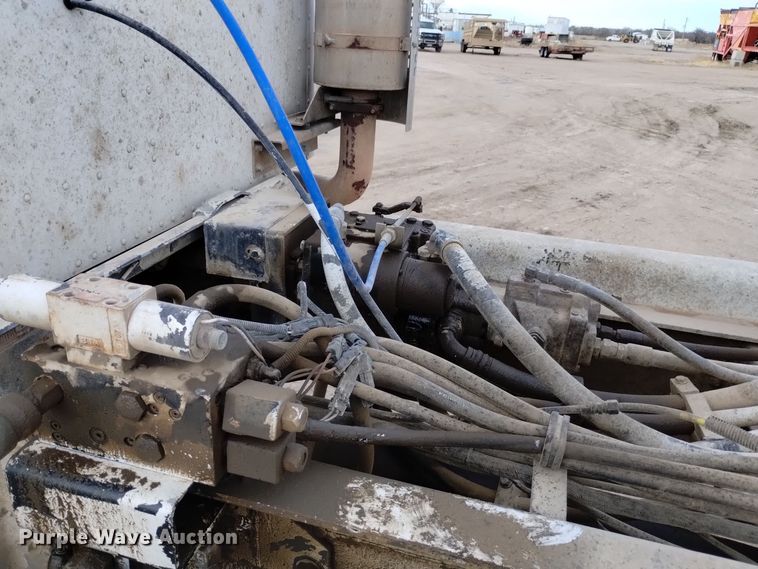 image for item DQ5978 1999 International 5000 ready mix truck