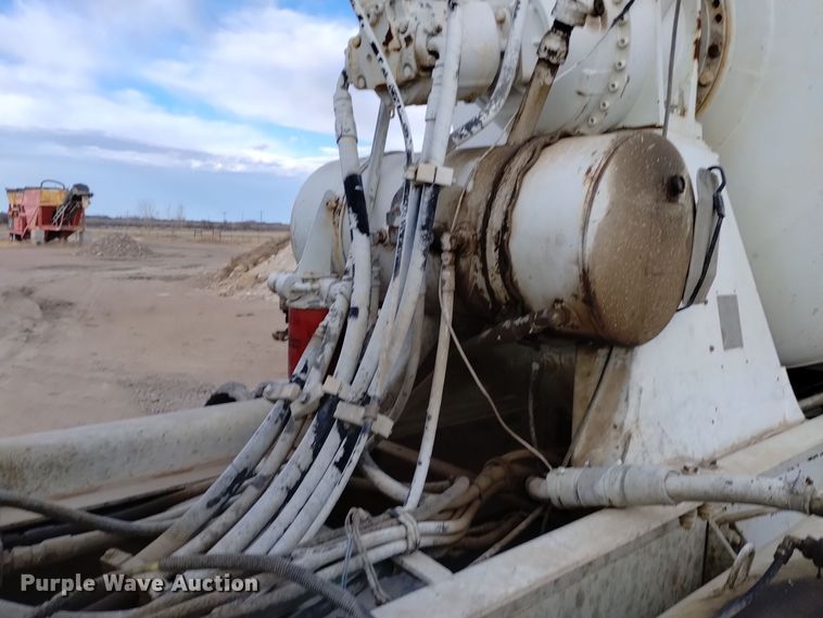 image for item DQ5978 1999 International 5000 ready mix truck