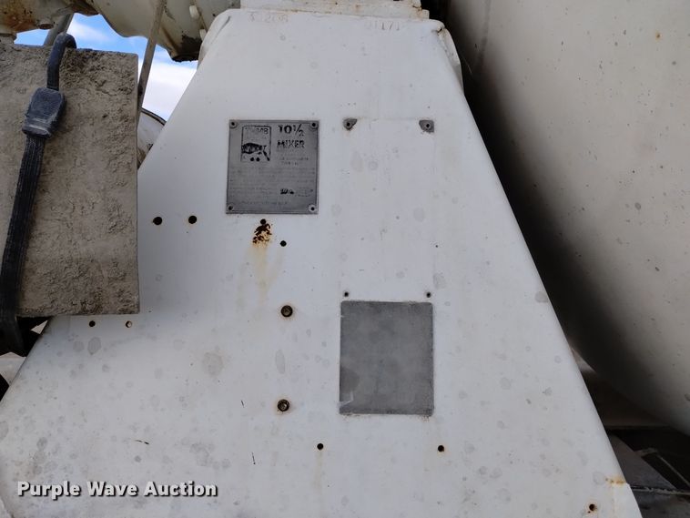 image for item DQ5978 1999 International 5000 ready mix truck