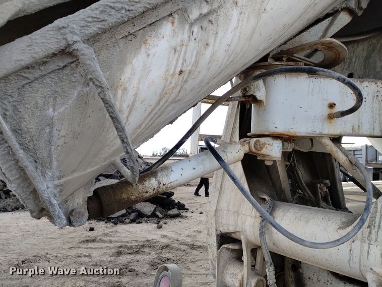 image for item DQ5978 1999 International 5000 ready mix truck