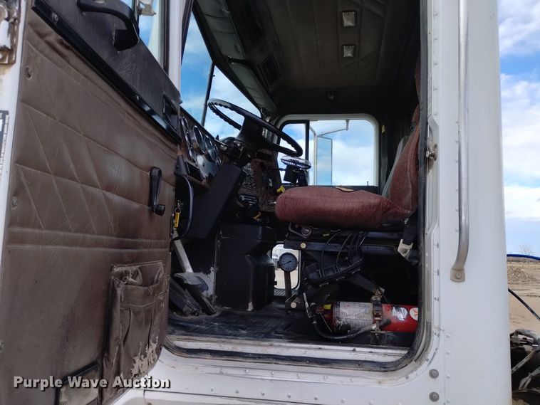 image for item DQ5978 1999 International 5000 ready mix truck