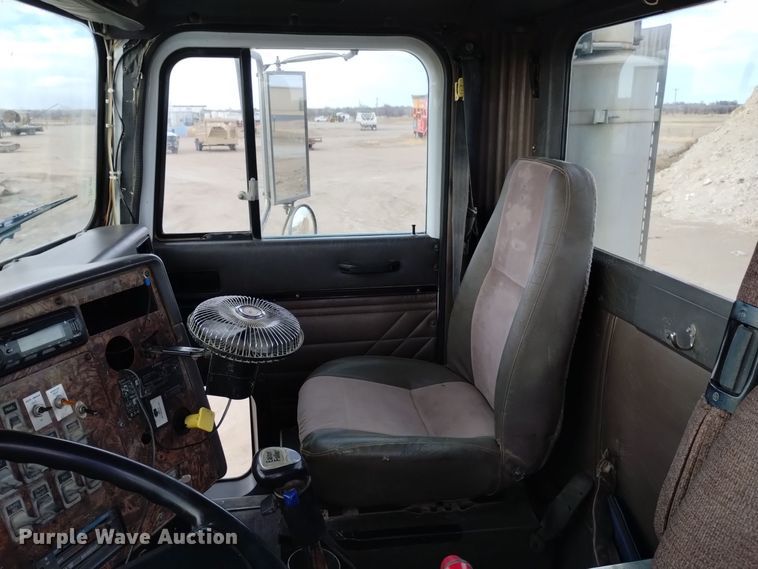 image for item DQ5978 1999 International 5000 ready mix truck