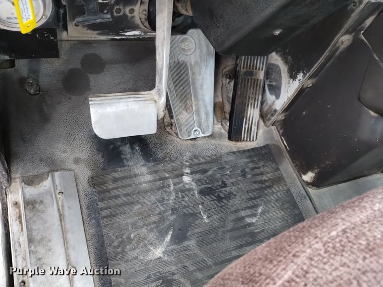 image for item DQ5978 1999 International 5000 ready mix truck