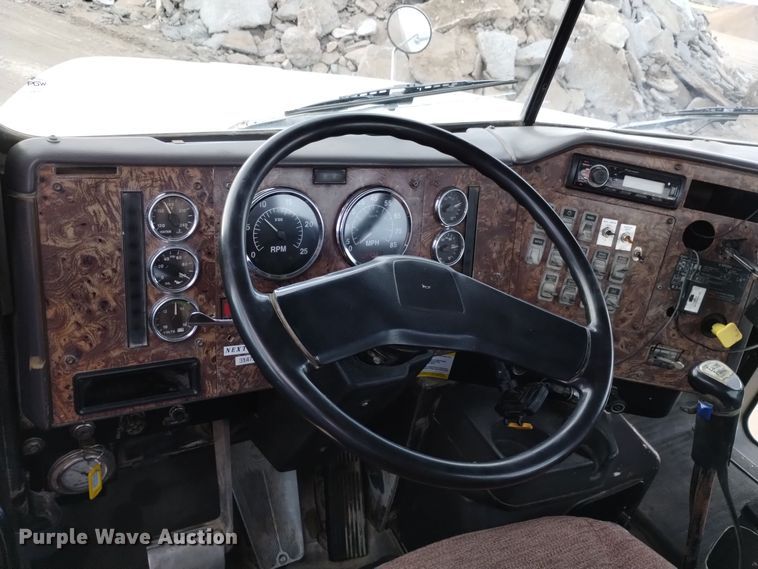 image for item DQ5978 1999 International 5000 ready mix truck