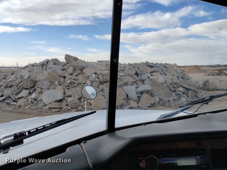 image for item DQ5978 1999 International 5000 ready mix truck