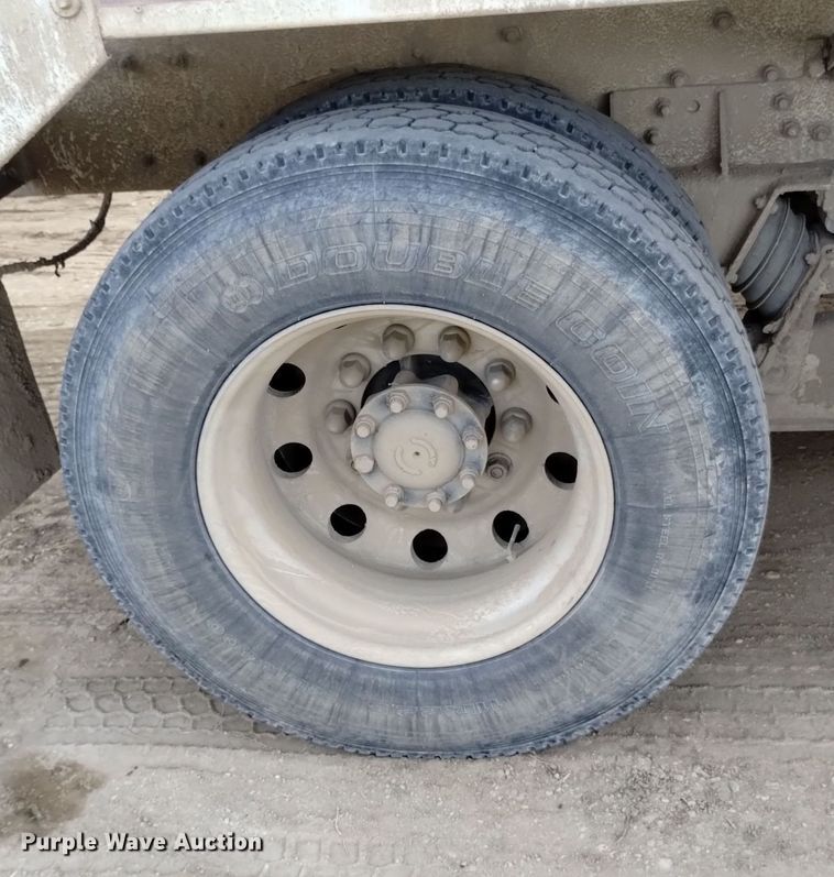 image for item DQ5978 1999 International 5000 ready mix truck