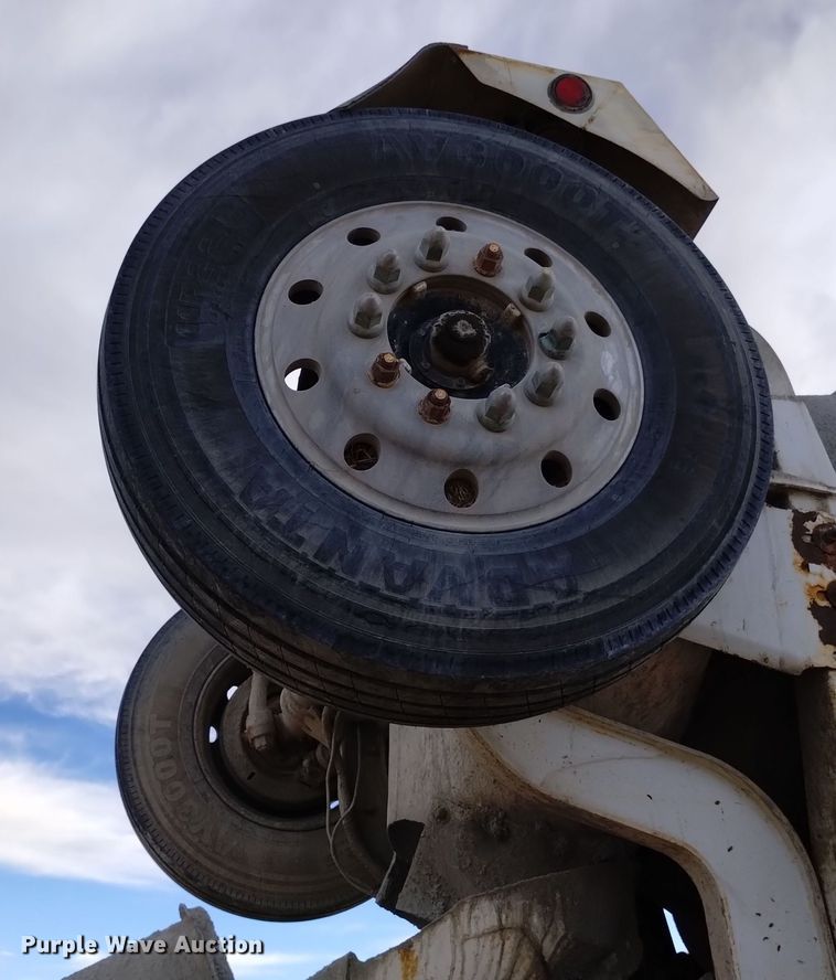 image for item DQ5978 1999 International 5000 ready mix truck