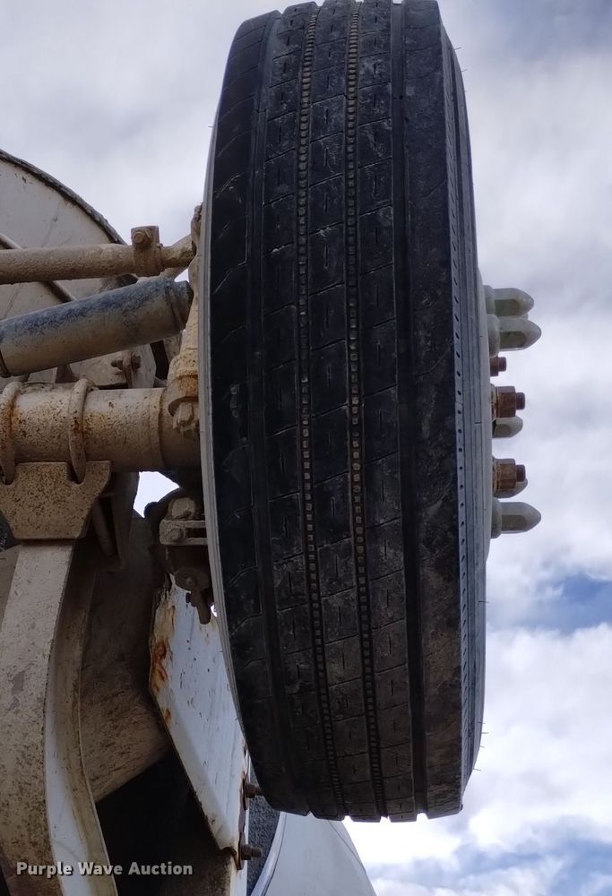 image for item DQ5978 1999 International 5000 ready mix truck