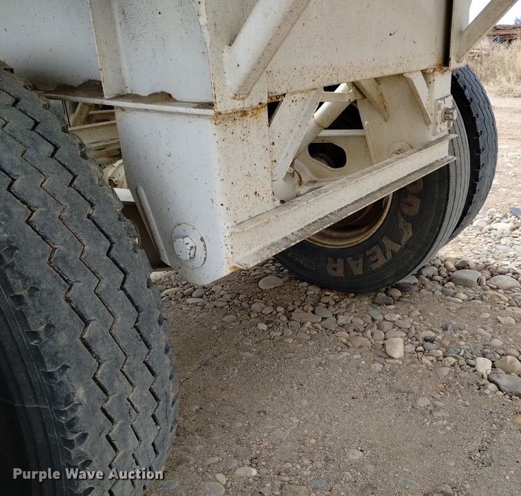 image for item DQ5979 2015 Dakota  bottom dump trailer