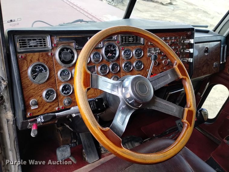 image for item DQ5984 1997 Peterbilt 379 semi truck