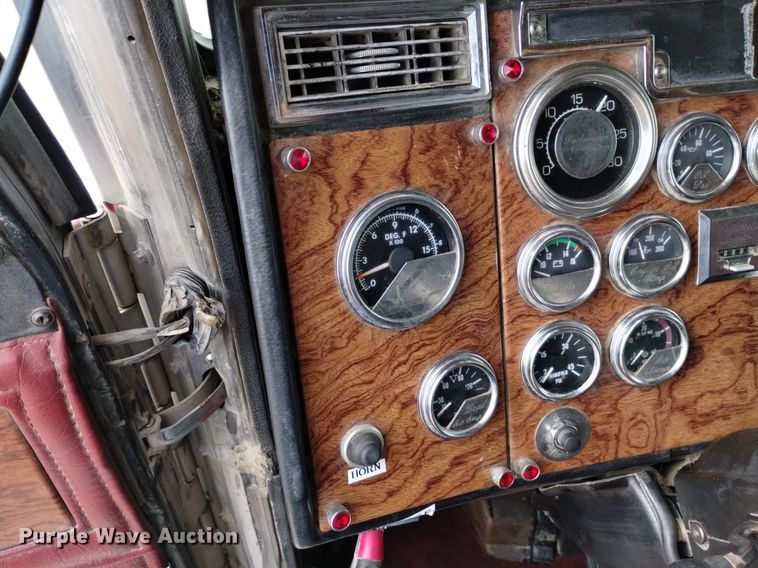 image for item DQ5984 1997 Peterbilt 379 semi truck