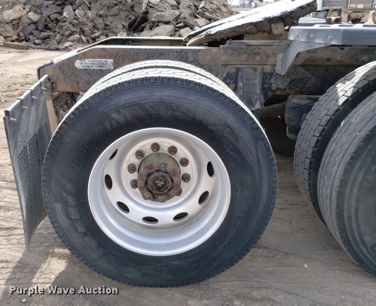 image for item DQ5984 1997 Peterbilt 379 semi truck