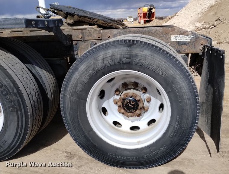 image for item DQ5984 1997 Peterbilt 379 semi truck