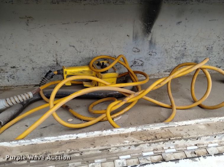 image for item DQ5985 1997 International 4700 utility / service truck