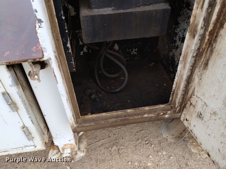 image for item DQ5985 1997 International 4700 utility / service truck