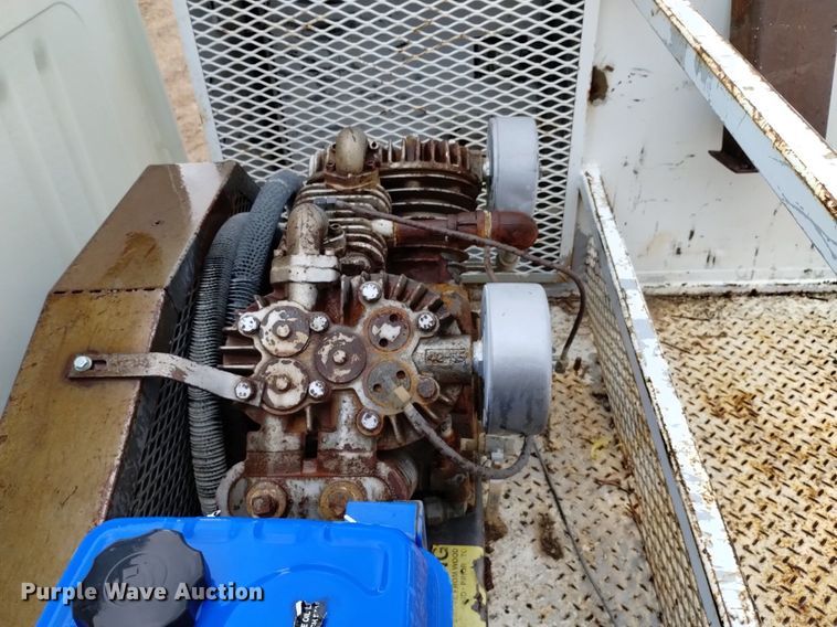 image for item DQ5985 1997 International 4700 utility / service truck