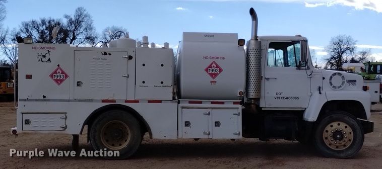 image for item DQ5988 1990 Ford L9000 fuel truck