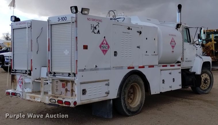image for item DQ5988 1990 Ford L9000 fuel truck