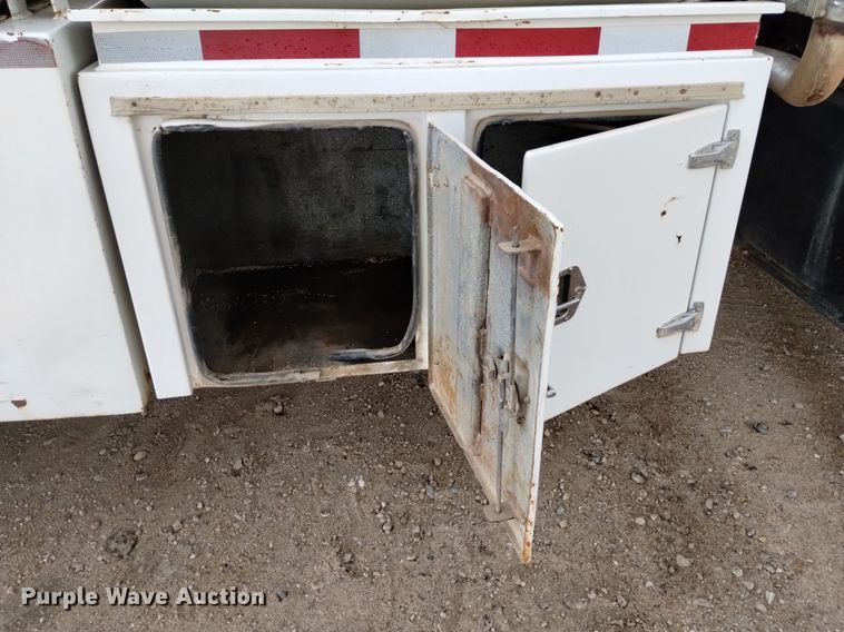 image for item DQ5988 1990 Ford L9000 fuel truck