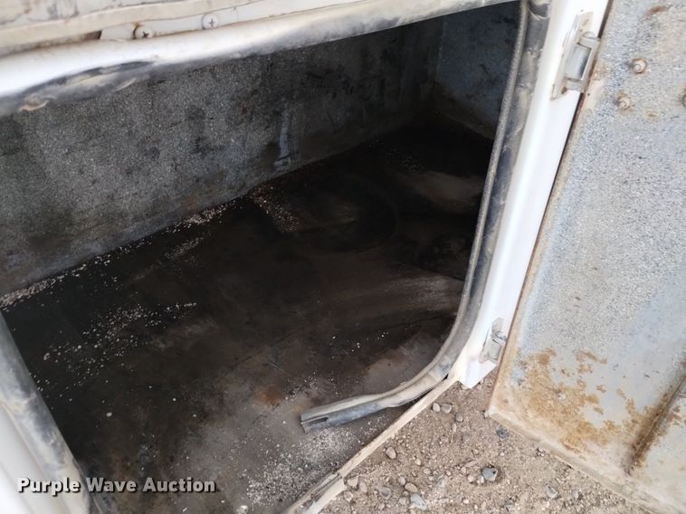 image for item DQ5988 1990 Ford L9000 fuel truck