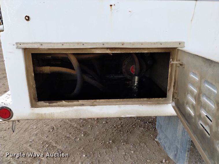 image for item DQ5988 1990 Ford L9000 fuel truck