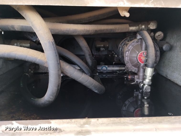 image for item DQ5988 1990 Ford L9000 fuel truck