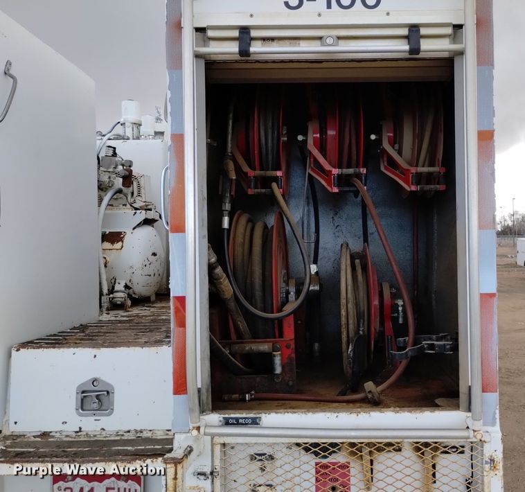 image for item DQ5988 1990 Ford L9000 fuel truck