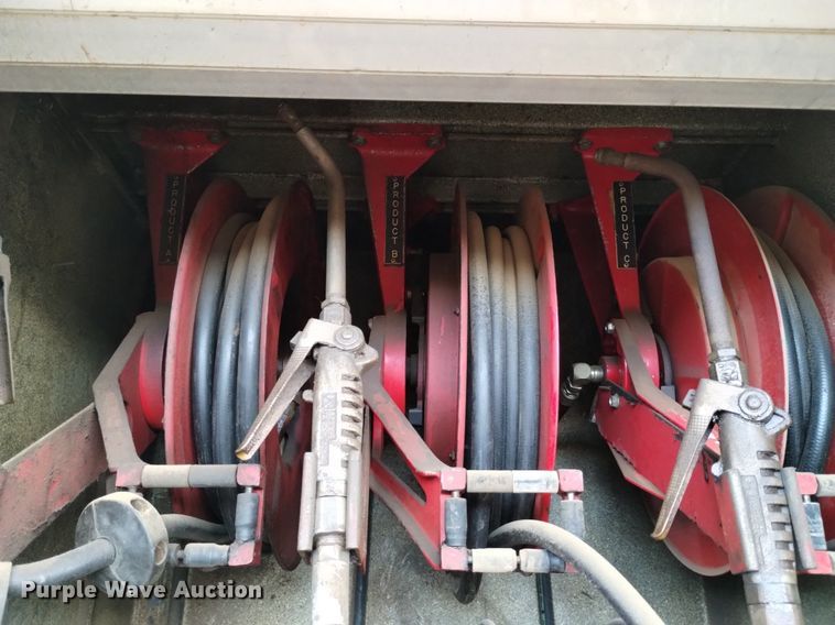 image for item DQ5988 1990 Ford L9000 fuel truck