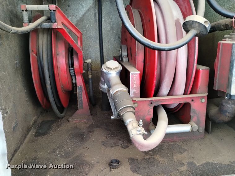 image for item DQ5988 1990 Ford L9000 fuel truck