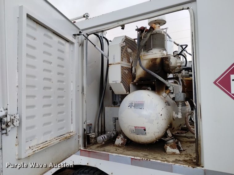 image for item DQ5988 1990 Ford L9000 fuel truck