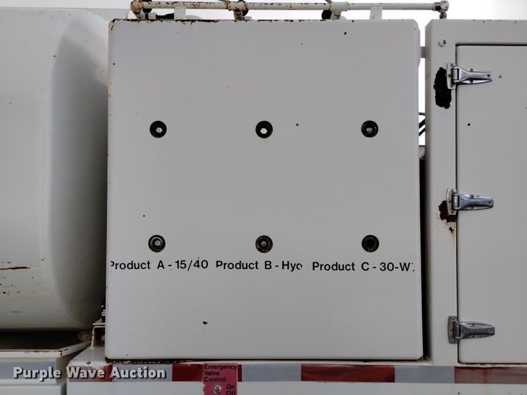 image for item DQ5988 1990 Ford L9000 fuel truck