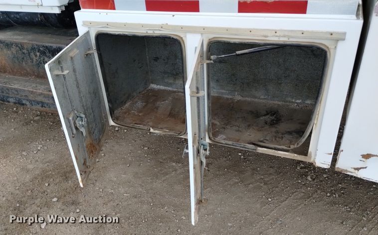 image for item DQ5988 1990 Ford L9000 fuel truck