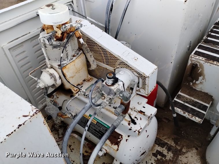 image for item DQ5988 1990 Ford L9000 fuel truck