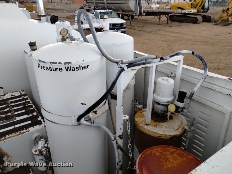 image for item DQ5988 1990 Ford L9000 fuel truck